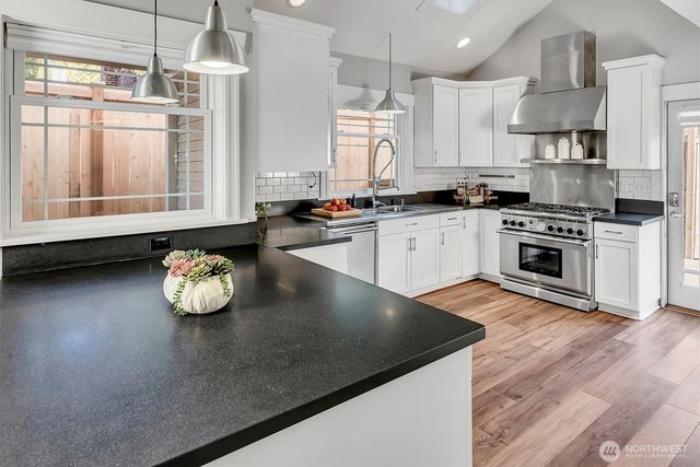 5718 Palatine Avenue N, Seattle, WA 98103