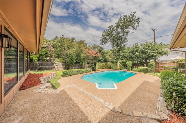 2709 Oak Trail Court, Dalworthington Gardens, TX 76016