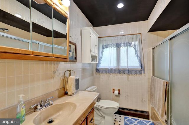 640 LAYFIELD RD, Perkiomenville, PA 18074