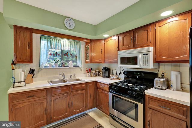 640 LAYFIELD RD, Perkiomenville, PA 18074
