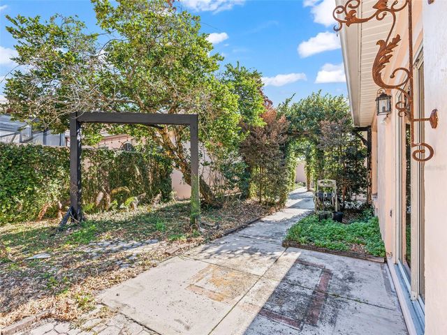 1327 SANTA MARIA AVENUE, The Villages, FL 32159