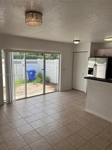 183 Hidden Ct Rd F-33, Hollywood, FL 33023