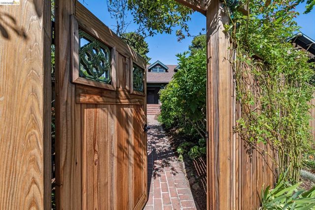2953 Hillegass Ave, Berkeley, CA 94705