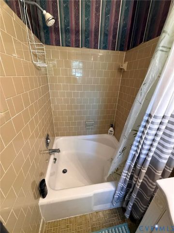 8295 Franklin Ln, Hanover, VA 23111