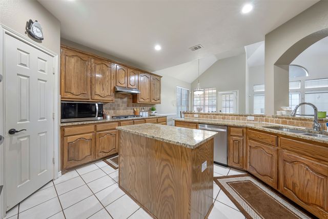 4703 Enchanted Bay Boulevard, Arlington, TX 76016