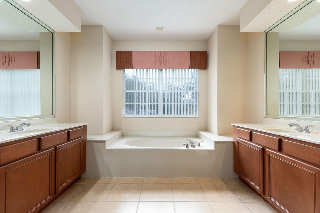 Image 18 of property listing at 2770 REGAL PINE TRAIL, Oviedo, FL 32766