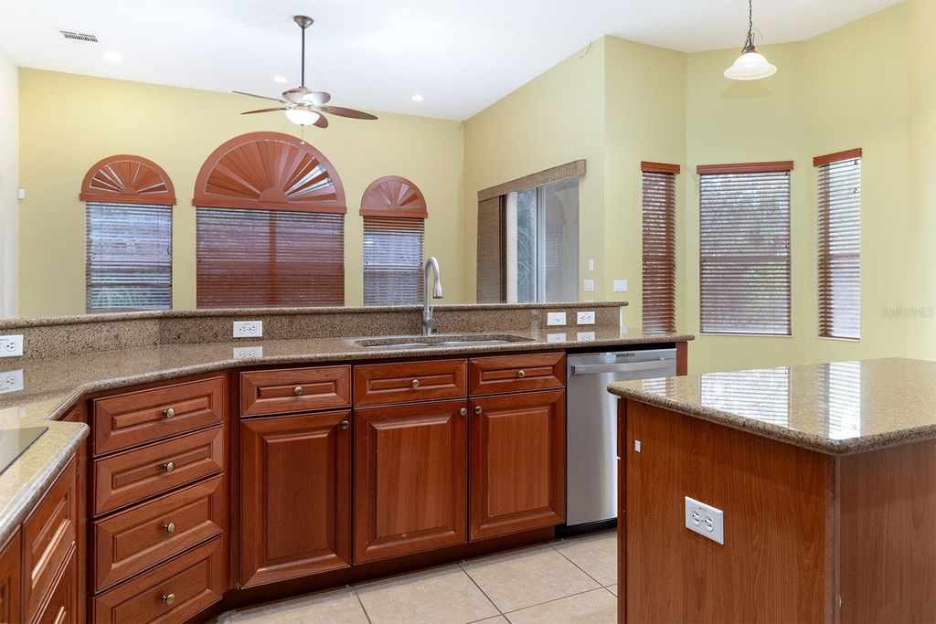 Image 9 of property listing at 2770 REGAL PINE TRAIL, Oviedo, FL 32766