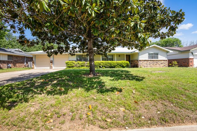 1128 Mason Drive, Hurst, TX 76053