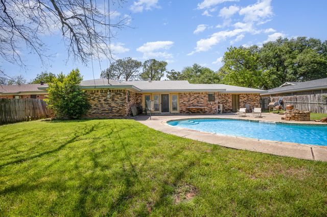 1128 Mason Drive, Hurst, TX 76053