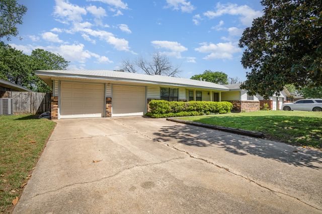 1128 Mason Drive, Hurst, TX 76053