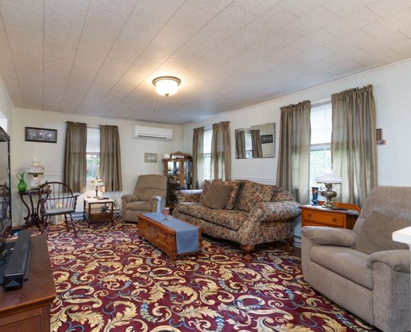 1 Corttiss Rd, Thompson, CT 06255