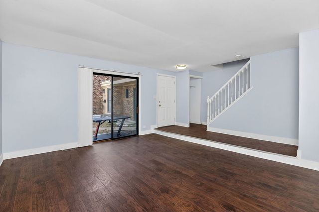 7724 Woodward Avenue, Woodridge, IL 60517