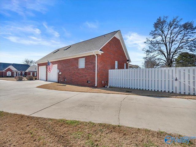 15383 Clodessa Drive, Athens, AL 35611