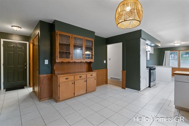 1135 Carrier Creek Boulevard, Grand Rapids, MI 49503