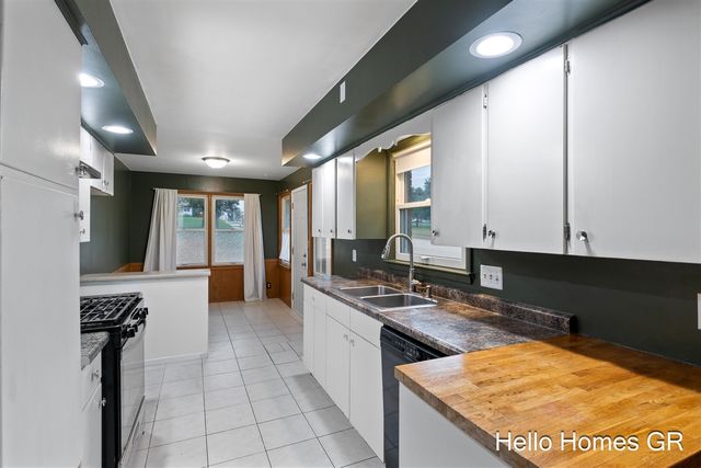 1135 Carrier Creek Boulevard, Grand Rapids, MI 49503