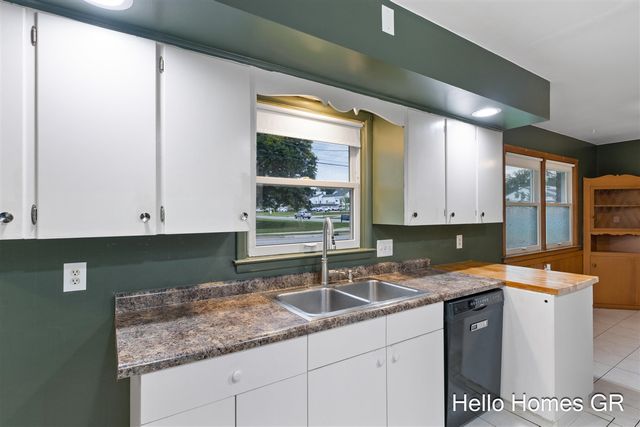 1135 Carrier Creek Boulevard, Grand Rapids, MI 49503