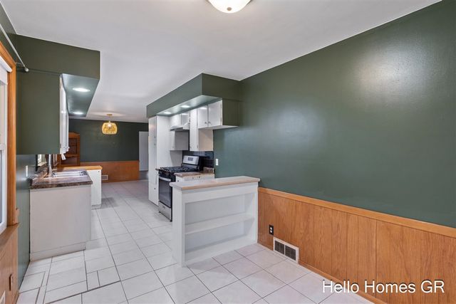 1135 Carrier Creek Boulevard, Grand Rapids, MI 49503