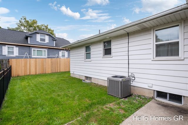 1135 Carrier Creek Boulevard, Grand Rapids, MI 49503