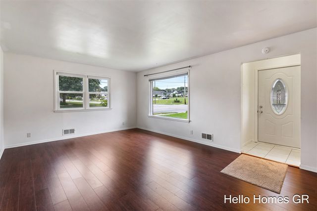 1135 Carrier Creek Boulevard, Grand Rapids, MI 49503