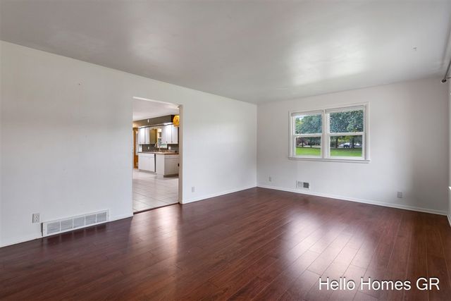 1135 Carrier Creek Boulevard, Grand Rapids, MI 49503
