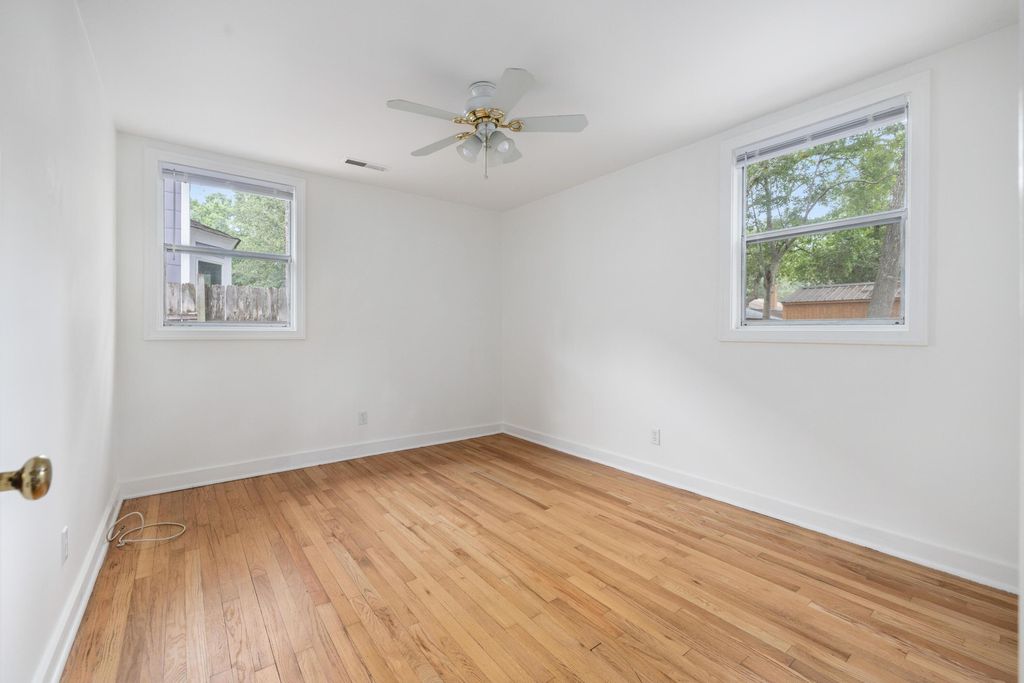 Image 13 of property listing at 201 Collingwood Avenue, Charleston, SC 29407