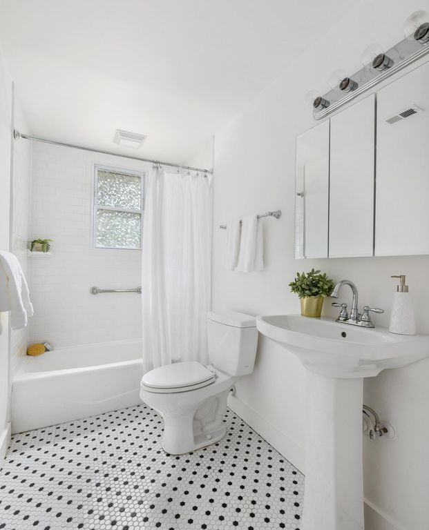 Image 14 of property listing at 201 Collingwood Avenue, Charleston, SC 29407