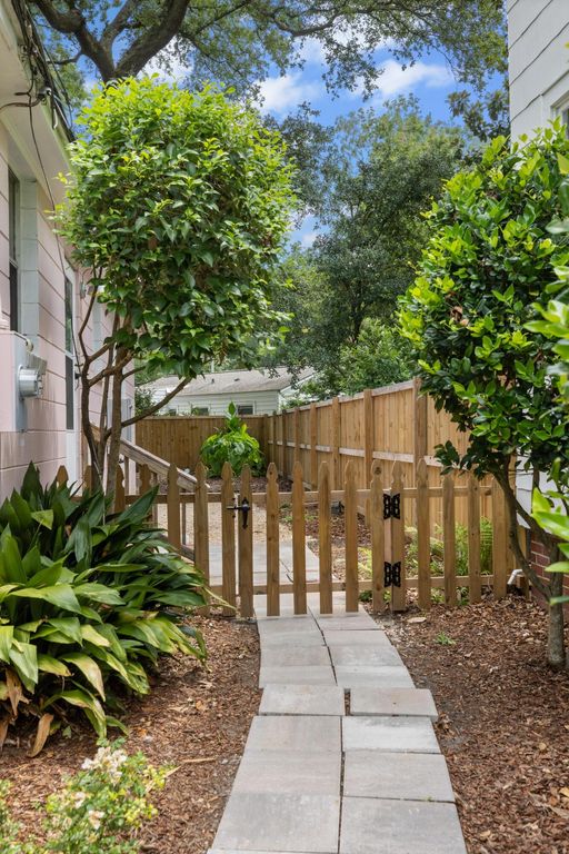 Image 17 of property listing at 201 Collingwood Avenue, Charleston, SC 29407