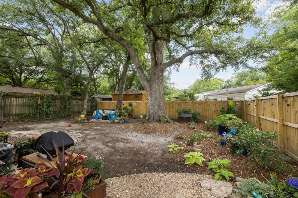 Image 18 of property listing at 201 Collingwood Avenue, Charleston, SC 29407