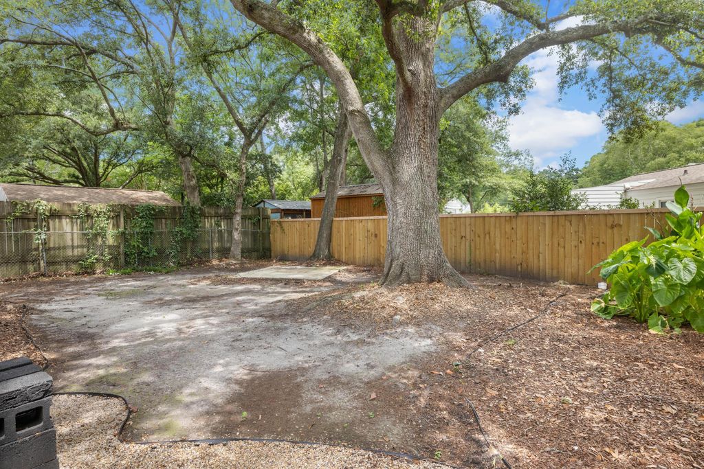 Image 19 of property listing at 201 Collingwood Avenue, Charleston, SC 29407