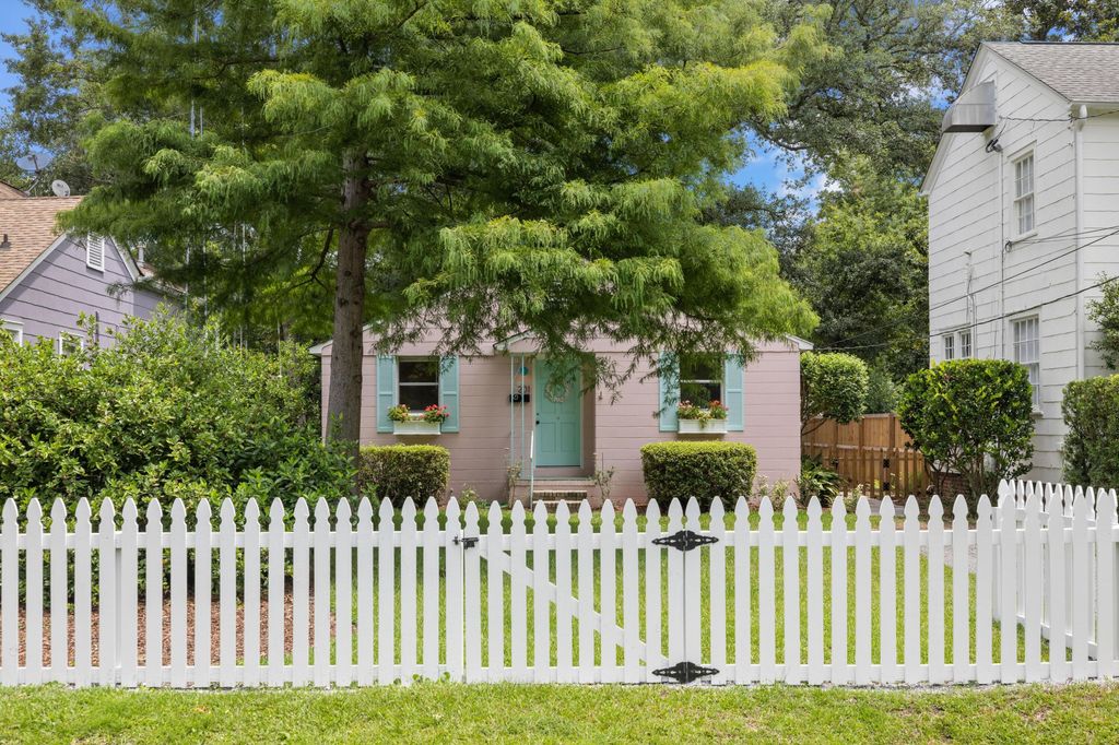 Image 20 of property listing at 201 Collingwood Avenue, Charleston, SC 29407