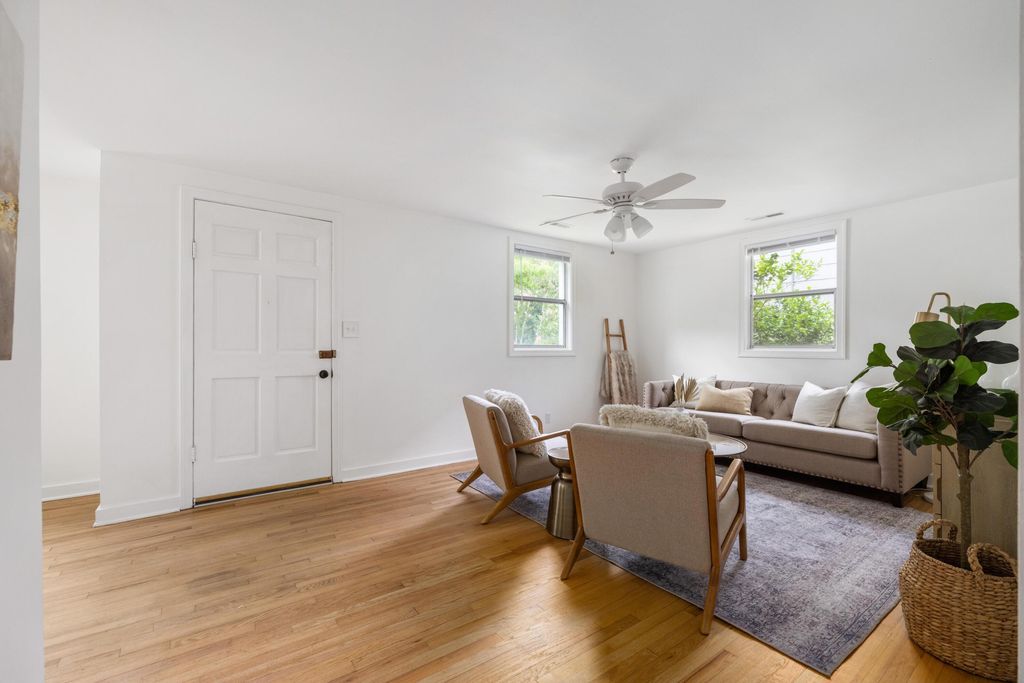 Image 3 of property listing at 201 Collingwood Avenue, Charleston, SC 29407