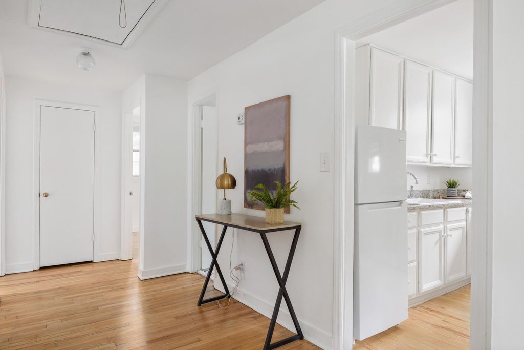 Image 8 of property listing at 201 Collingwood Avenue, Charleston, SC 29407