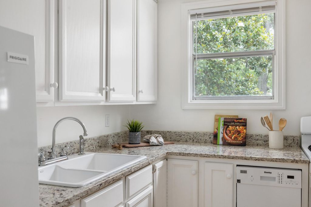 Image 9 of property listing at 201 Collingwood Avenue, Charleston, SC 29407