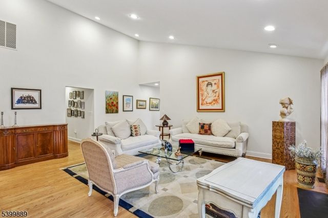 254 Crescenzi Ct 254, West Orange Twp., NJ 07052