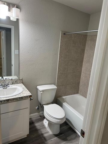 627 W Live Oak Street, Angleton, TX 77515