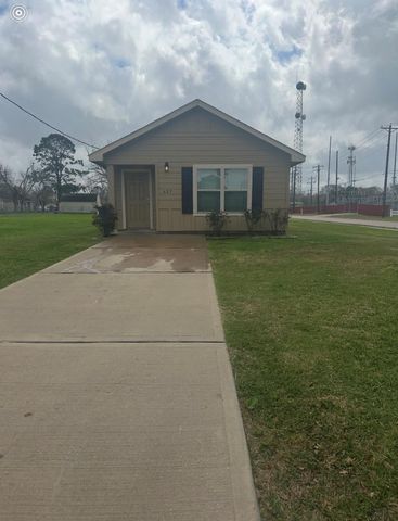 627 W Live Oak Street, Angleton, TX 77515