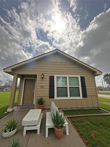 627 W Live Oak Street, Angleton, TX 77515