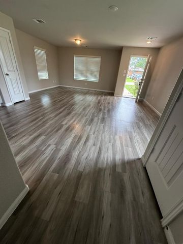 627 W Live Oak Street, Angleton, TX 77515