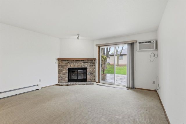 82 SPENCER VILLAGE COURT, Appleton, WI 54914