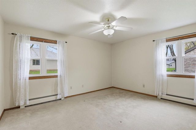 82 SPENCER VILLAGE COURT, Appleton, WI 54914