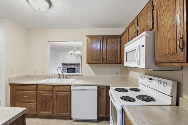 82 SPENCER VILLAGE COURT, Appleton, WI 54914