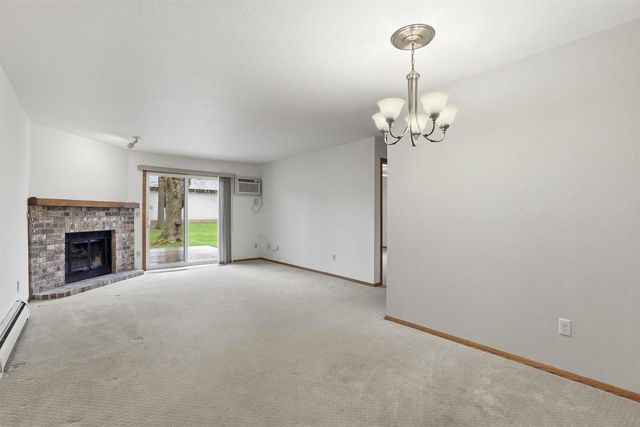 82 SPENCER VILLAGE COURT, Appleton, WI 54914