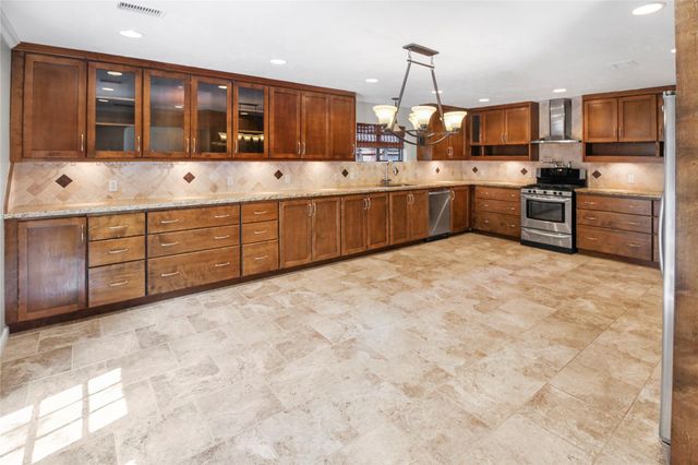 6 Coralberry Court, The Woodlands, TX 77381