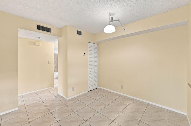 2753 S OAKLAND FOREST Drive 102, Oakland Park, FL 33309