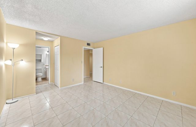 2753 S OAKLAND FOREST Drive 102, Oakland Park, FL 33309