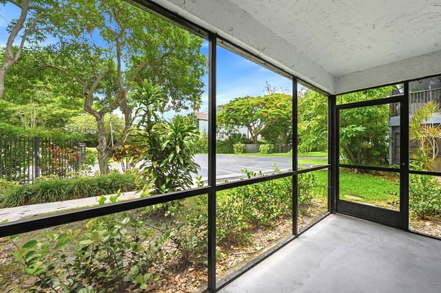 2753 S OAKLAND FOREST Drive 102, Oakland Park, FL 33309