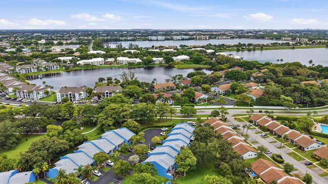2753 S OAKLAND FOREST Drive 102, Oakland Park, FL 33309