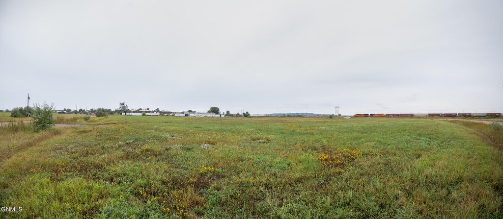 1421 Saber Loop, Bismarck, ND 58504 photo 11