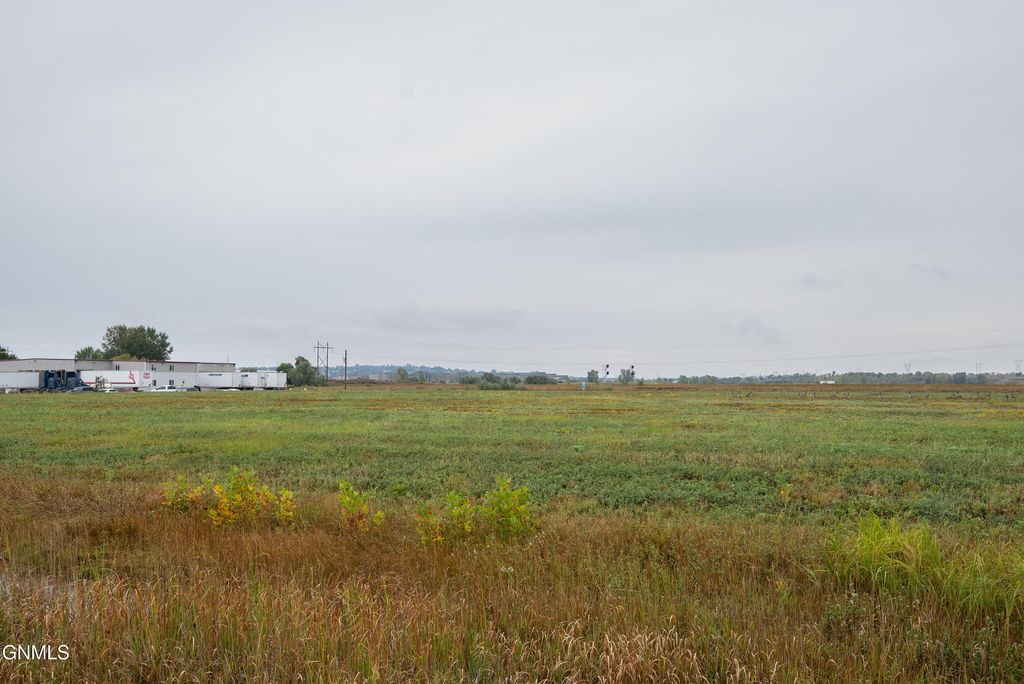 1421 Saber Loop, Bismarck, ND 58504 photo 12