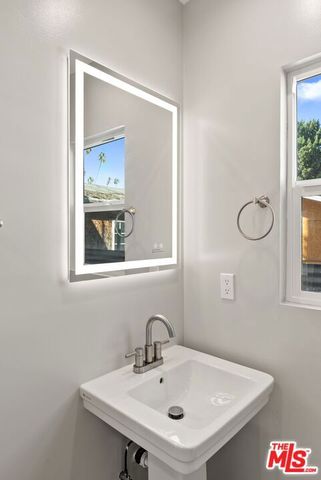 4241 Arlington Avenue, Los Angeles, CA 90008